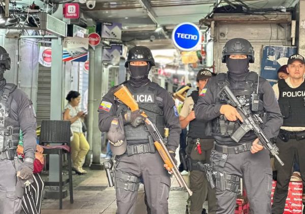 La Policía Nacional desplegará 60 uniformados para patrullar La Bahía en Guayaquil tras un ataque con explosivos que dañó seis módulos.