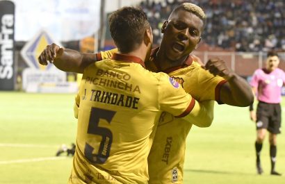 Gabriel Cortes, celebrando con Jesús Trindade un gol de Barcelona SC.