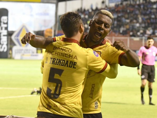 Gabriel Cortes, celebrando con Jesús Trindade un gol de Barcelona SC.