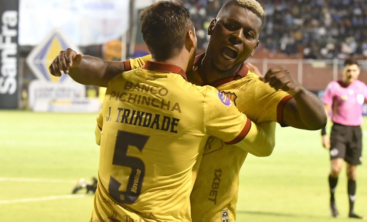 Gabriel Cortes, celebrando con Jesús Trindade un gol de Barcelona SC.