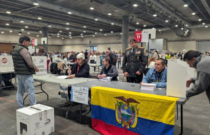 Ecuatorianos en España ejercen su derecho al voto.