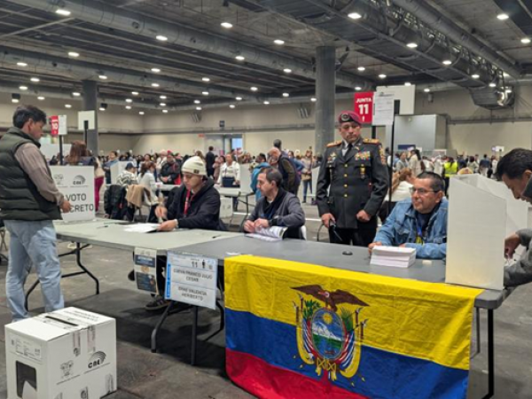 Ecuatorianos en España ejercen su derecho al voto.