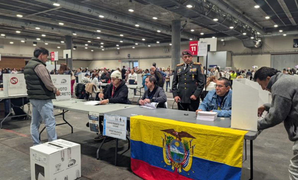 Ecuatorianos en España ejercen su derecho al voto.