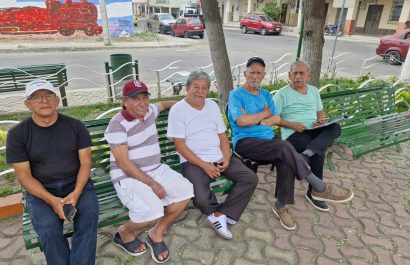 Wilson López, Manuel Mendoza, Raúl López, Gerardo Barberán y Guillermo Mendoza, moradores del barrio Córdova, participan en un taller del Departamento de Vinculación de la Universidad Eloy Alfaro para revivir las historias del sector.