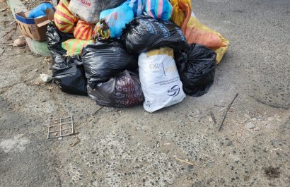 Basura acumulada en uno de los parterres de la 15 de Abril, en Manta.