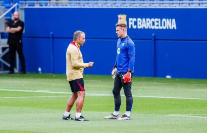 El arquero Marc-André ter Stegen, junto al entrenador del FC Barcelona, Hansi Flick.