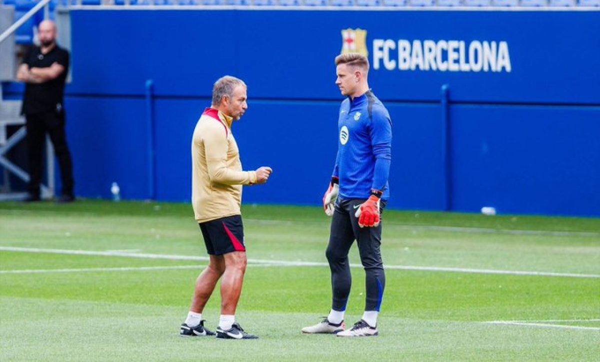 El arquero Marc-André ter Stegen, junto al entrenador del FC Barcelona, Hansi Flick.