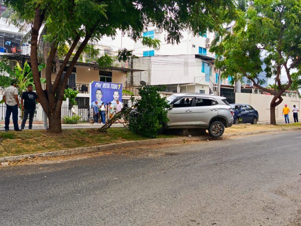 Hombre intentó atropellar a Policía durante operativo. El conductor fue detenido.