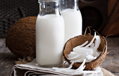 Aprende a preparar una bebida de coco casera con ingredientes naturales