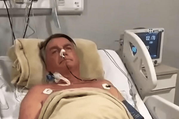 Jair Bolsonaro sufre complicaciones y es trasladado de urgencia a un hospital en Brasil.