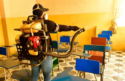 Jornada de fumigación en aulas, áreas administrativas y patios de escuelas.