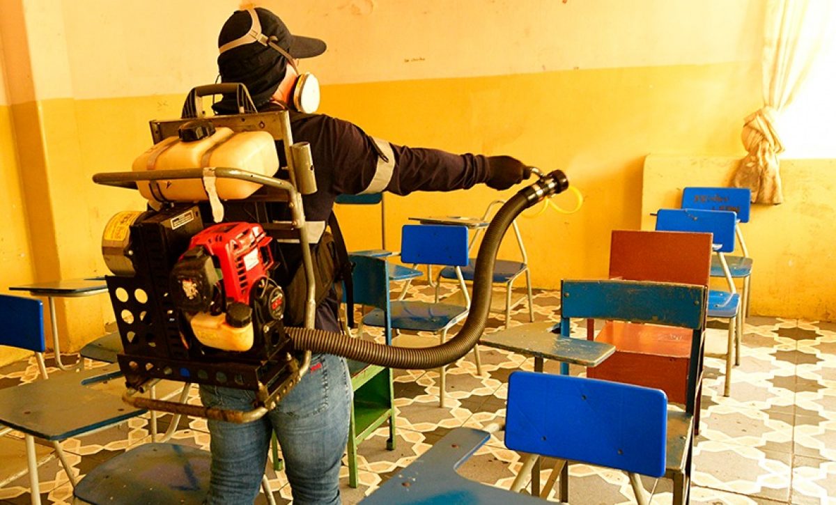 Jornada de fumigación en aulas, áreas administrativas y patios de escuelas.