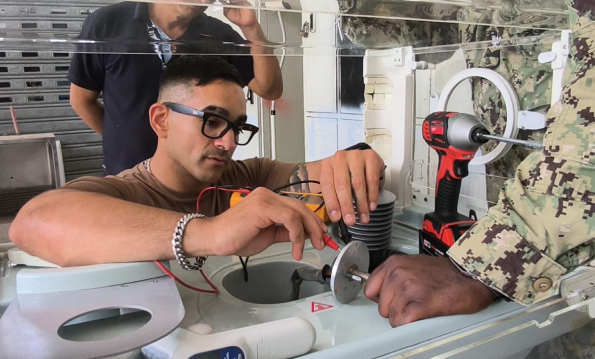 Personal del buque realizó mantenimiento a varios equipos del hospital.