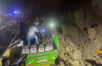 Tragedia en India: un autobús queda sepultado por un derrumbe y deja al menos 18 muertos