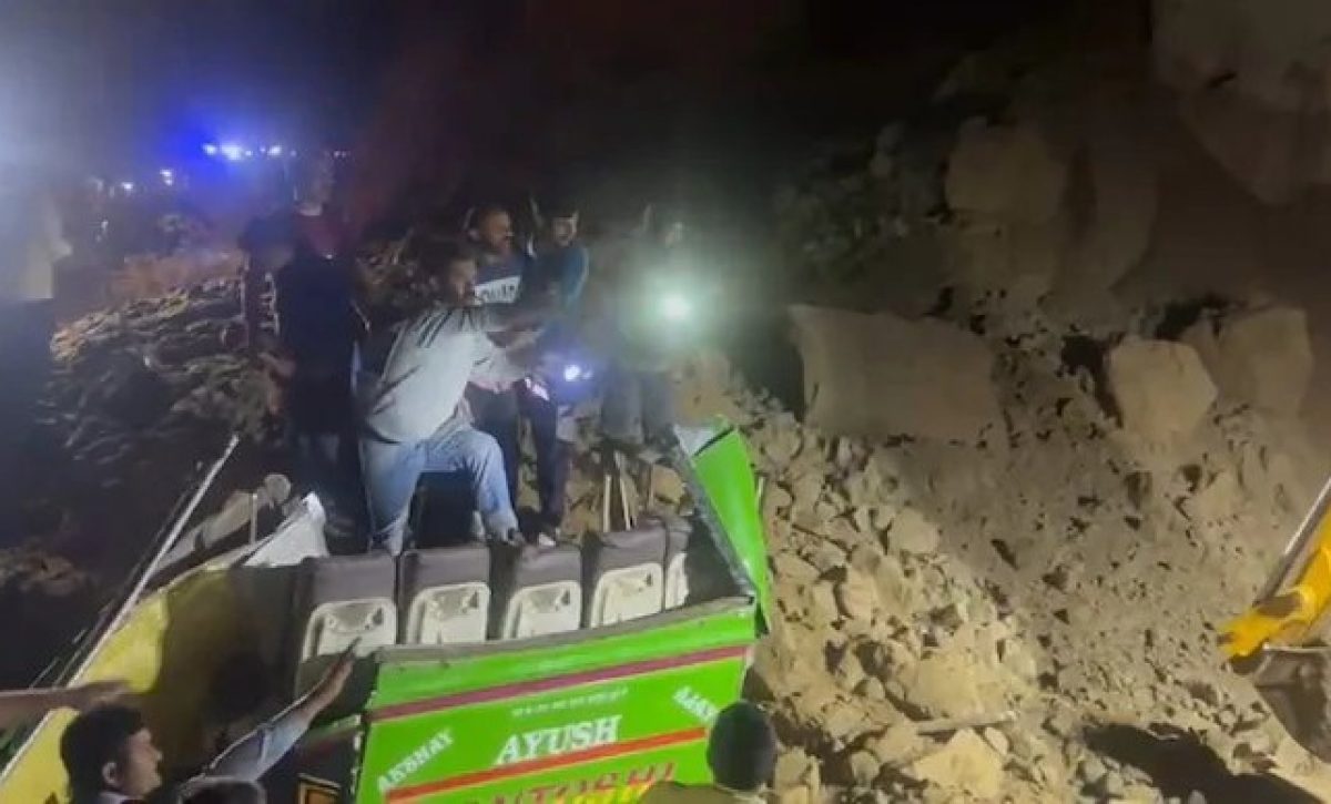 Tragedia en India: un autobús queda sepultado por un derrumbe y deja al menos 18 muertos