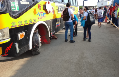 Magdalena Macías, de alrededor de 65 años, fue arrollada por un bus institucional mientras cruzaba la vía