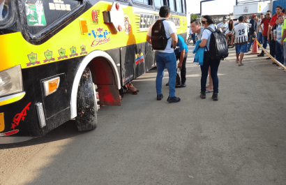Magdalena Macías, de alrededor de 65 años, fue arrollada por un bus institucional mientras cruzaba la vía