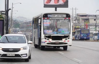 Dos líneas de buses urbanos paralizaron sus actividades hoy en Guayaquil, por las extorsiones.