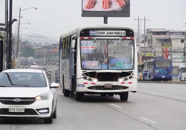 Dos líneas de buses urbanos paralizaron sus actividades hoy en Guayaquil, por las extorsiones.