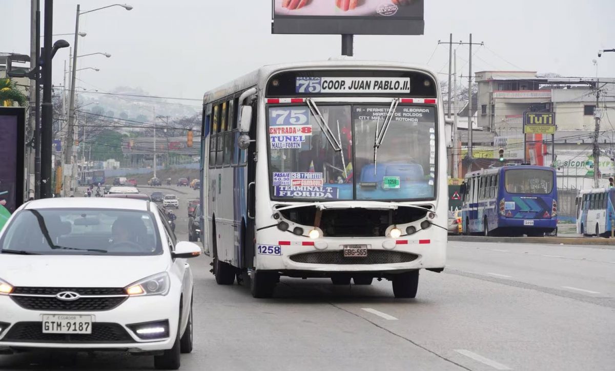Dos líneas de buses urbanos paralizaron sus actividades hoy en Guayaquil, por las extorsiones.