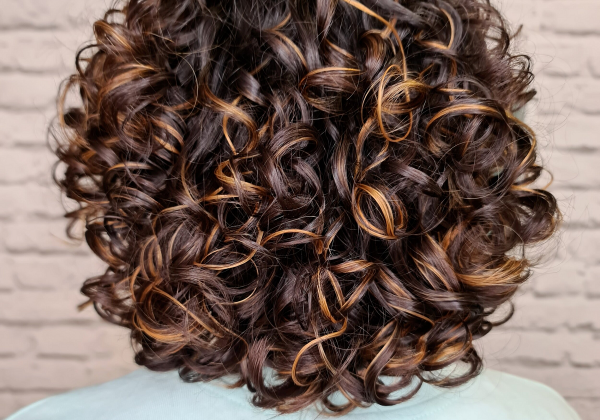 Descubre cómo cuidar tu cabello rizado y evitar el frizz en simples pasos