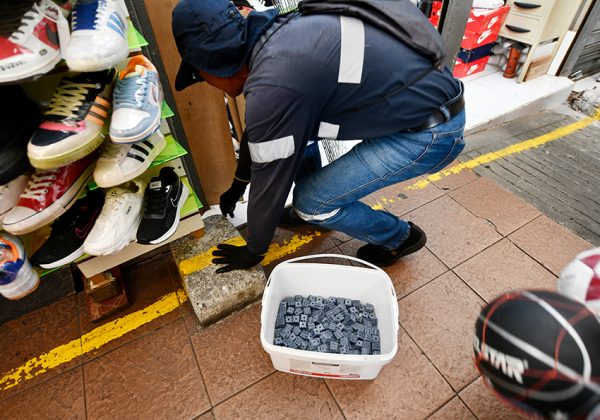 La Bahía, un epicentro del comercio popular en Guayaquil, enfrenta desafíos sanitarios debido a su alta afluencia y densidad de locales.