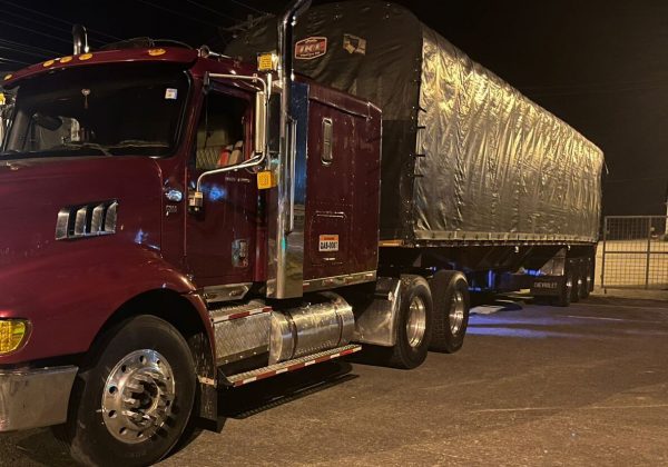 El camión donde se transportaba la droga. El conductor fue detenido, dijo la Policía.