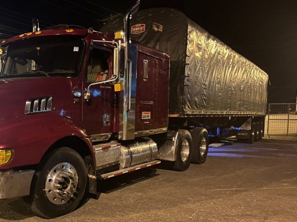 El camión donde se transportaba la droga. El conductor fue detenido, dijo la Policía.