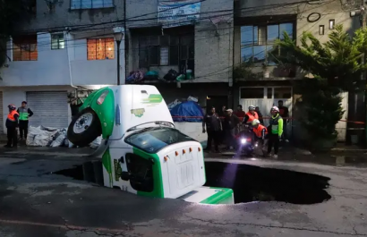 Socavón en Iztapalapa sorprende a vecinos: evacuados, camión hundido y calles cerradas