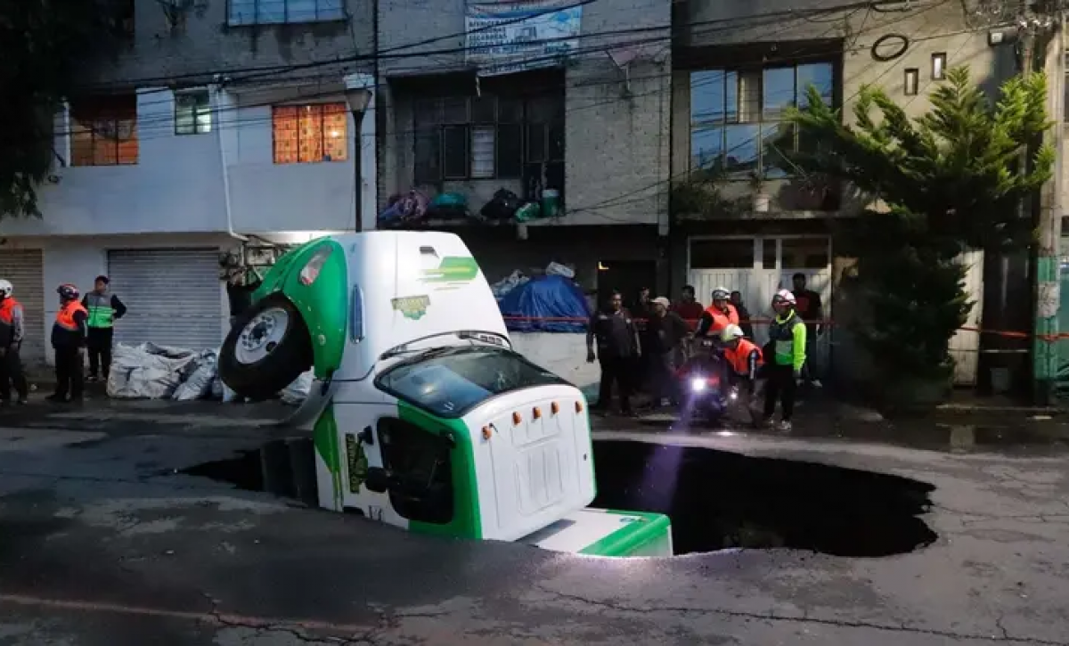 Socavón en Iztapalapa sorprende a vecinos: evacuados, camión hundido y calles cerradas