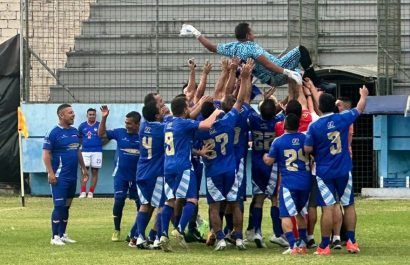 LogiManta festejando el título del Campeonato de Fútbol Empresarial 2024.