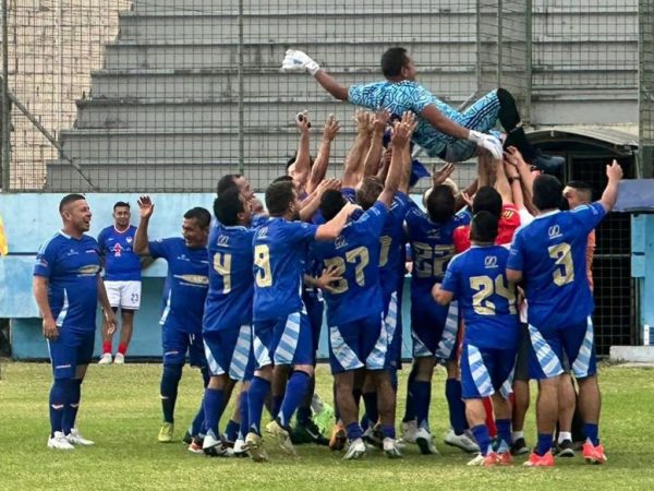 LogiManta festejando el título del Campeonato de Fútbol Empresarial 2024.