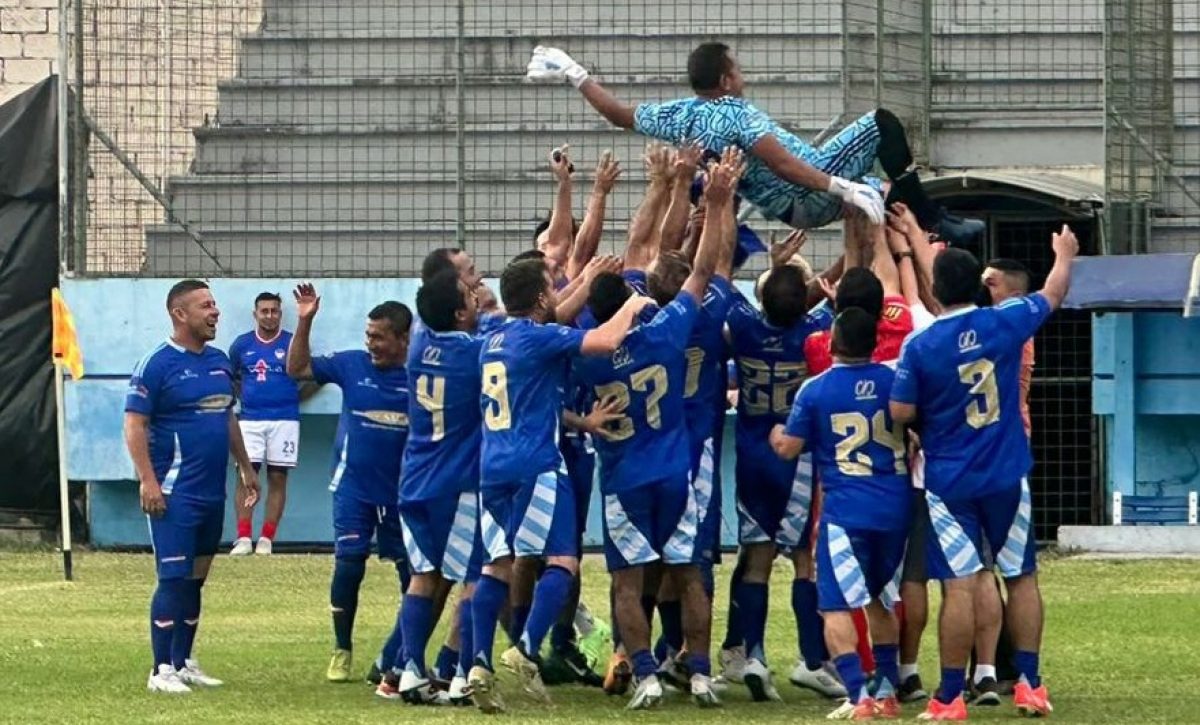 LogiManta festejando el título del Campeonato de Fútbol Empresarial 2024.