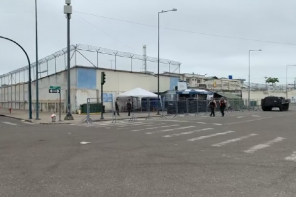 ¿Mensaje criminal? Lanzan cabeza de chancho y panfleto contra funcionarios del sistema penitenciario