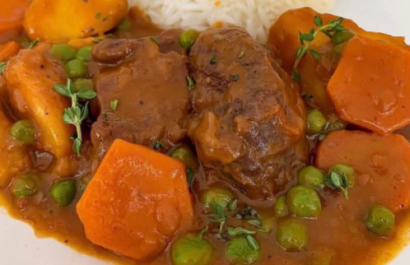 Esta receta de carne guisada con arvejas y zanahorias te recordará los almuerzos de casa