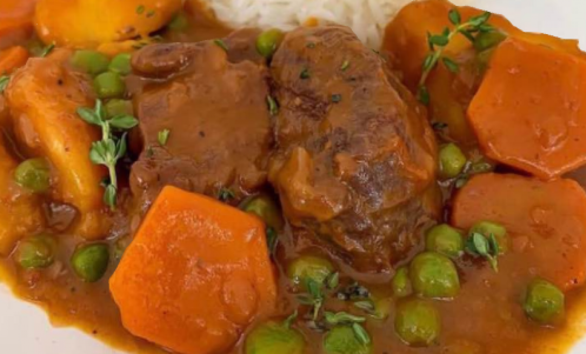 Esta receta de carne guisada con arvejas y zanahorias te recordará los almuerzos de casa