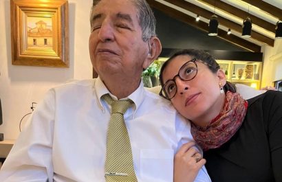 Silvana Delgado Andrade, quien se encuentra de vacaciones en Ecuador, en una foto junto a su abuelo César Otero.