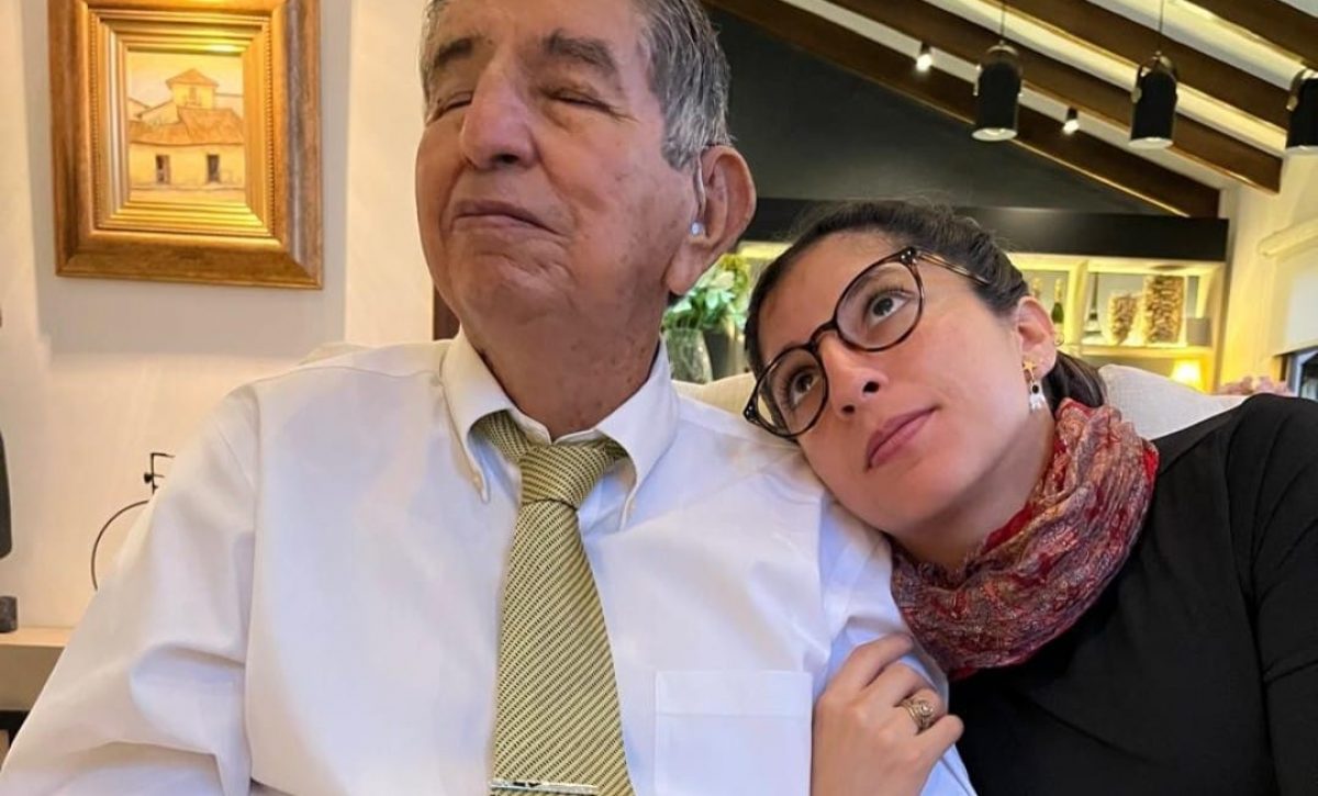 Silvana Delgado Andrade, quien se encuentra de vacaciones en Ecuador, en una foto junto a su abuelo César Delgado Otero.
