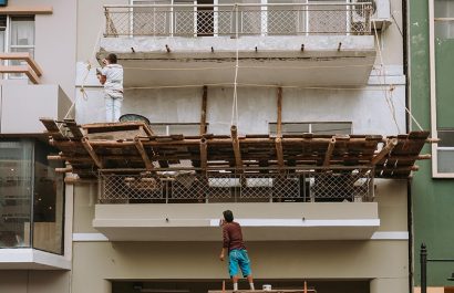 Pintores y maestros trabajan en la renovación urbana de Guayaquil.