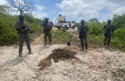 Miembros de las Fuerzas Armadas descubrieron un pinchazo en el poliducto La Libertad-Manta.