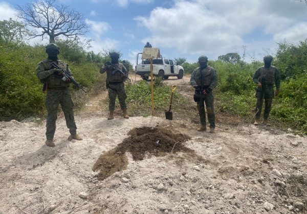 Miembros de las Fuerzas Armadas descubrieron un pinchazo en el poliducto La Libertad-Manta.