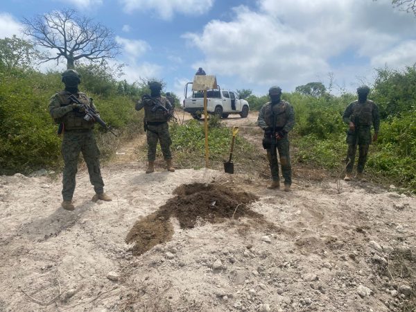 Miembros de las Fuerzas Armadas descubrieron un pinchazo en el poliducto La Libertad-Manta.