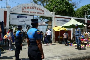 Usuarios del cementerio municipal Ángel María Canals aseguran que funcionarios realizan ventas ilegales de las bóvedas.