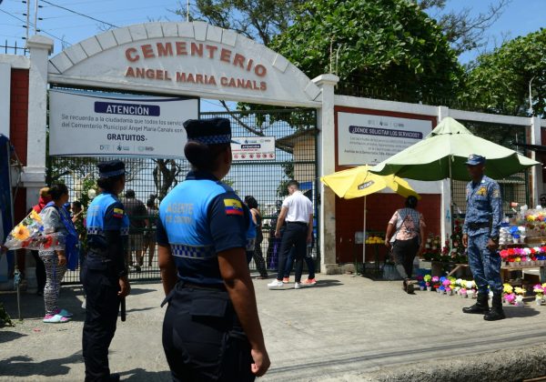 Usuarios del cementerio municipal Ángel María Canals aseguran que funcionarios realizan ventas ilegales de las bóvedas.