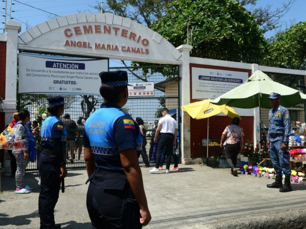 Usuarios del cementerio municipal Ángel María Canals aseguran que funcionarios realizan ventas ilegales de las bóvedas.