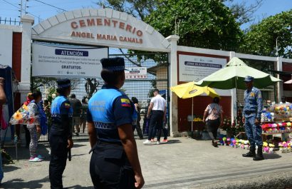 Usuarios del cementerio municipal Ángel María Canals aseguran que funcionarios realizan ventas ilegales de las bóvedas.