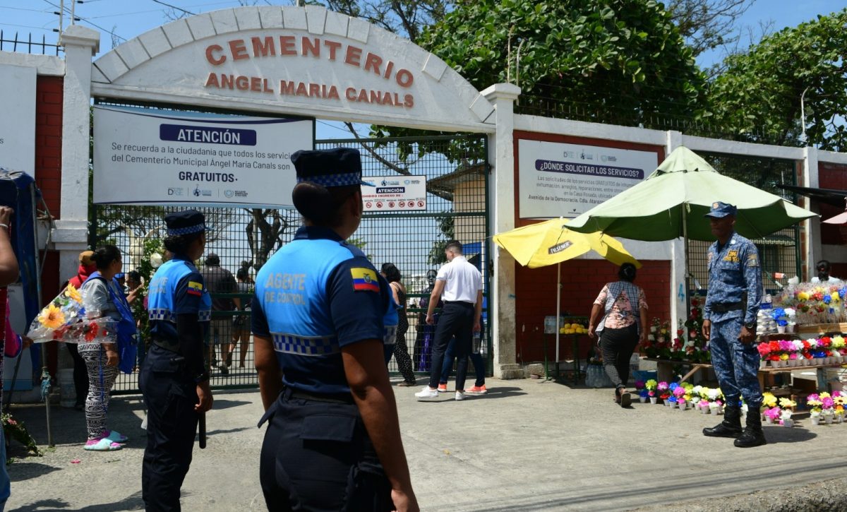 Usuarios del cementerio municipal Ángel María Canals aseguran que funcionarios realizan ventas ilegales de las bóvedas.