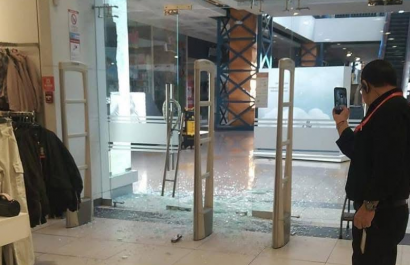 Delincuentes fueron encerrados dentro de un local comercial del Quicentro Sur, en Quito