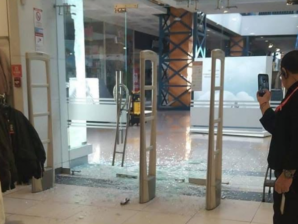 Delincuentes fueron encerrados dentro de un local comercial del Quicentro Sur, en Quito