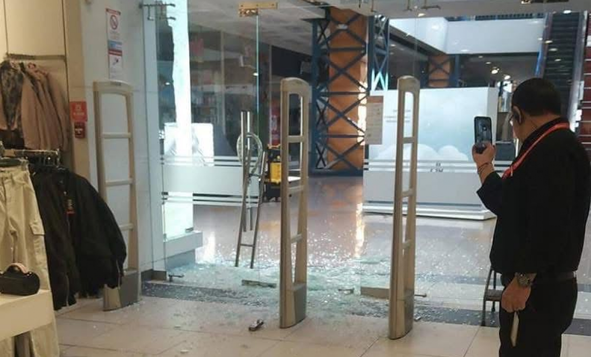 Delincuentes fueron encerrados dentro de un local comercial del Quicentro Sur, en Quito